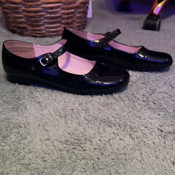Girl an Black Patent Mary Jane Shoes - Picture 3 of 9